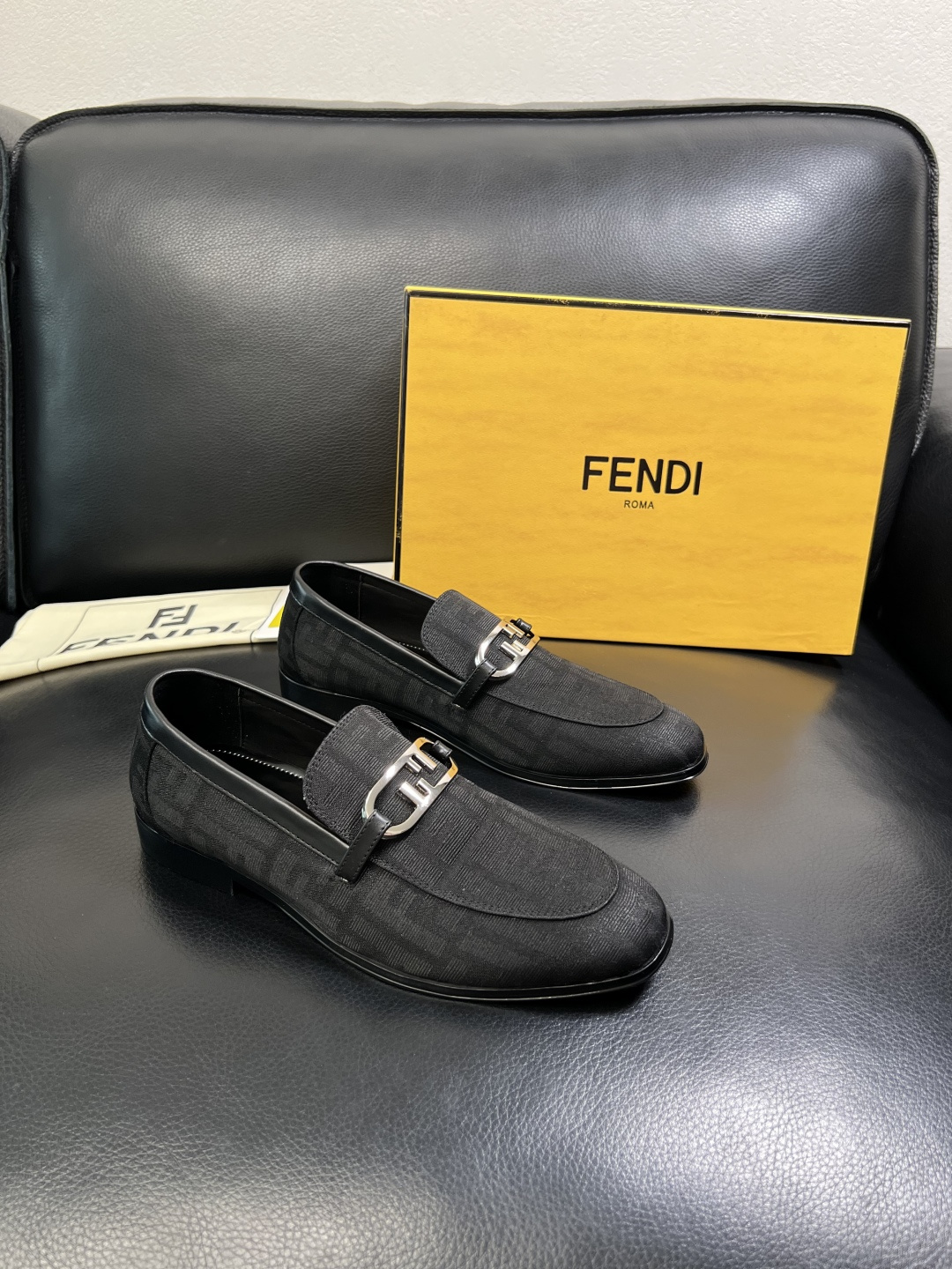 FENDI 高品质 顶级工艺品，芬迪 皮鞋专柜同步，原厂配置意大利进口牛皮飞织面料，进口牛皮内里垫，透气