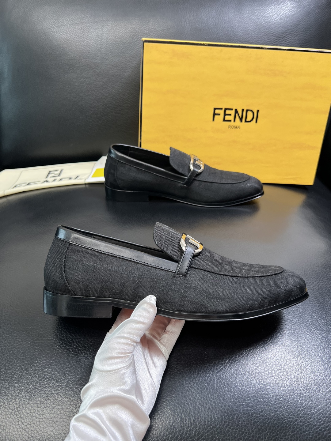 FENDI 高品质 顶级工艺品，芬迪 皮鞋专柜同步，原厂配置意大利进口牛皮飞织面料，进口牛皮内里垫，透气