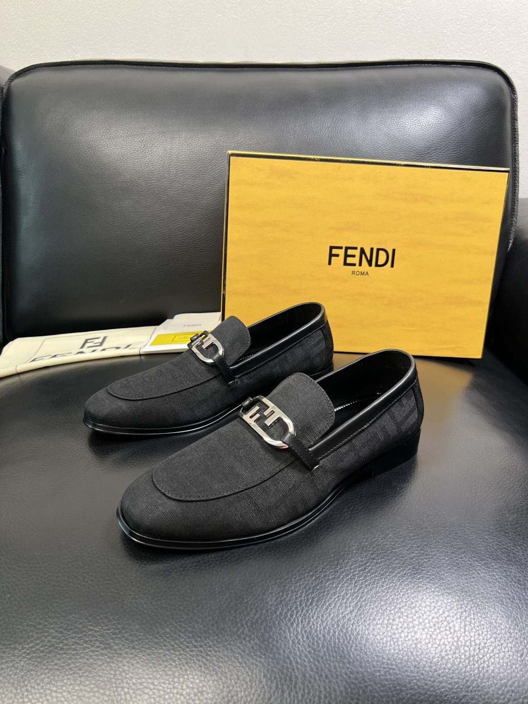 FENDI 高品质 顶级工艺品，芬迪 皮鞋专柜同步，原厂配置意大利进口牛皮飞织面料，进口牛皮内里垫，透气