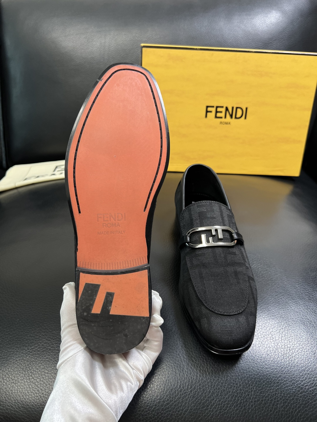 FENDI 高品质 顶级工艺品，芬迪 皮鞋专柜同步，原厂配置意大利进口牛皮飞织面料，进口牛皮内里垫，透气