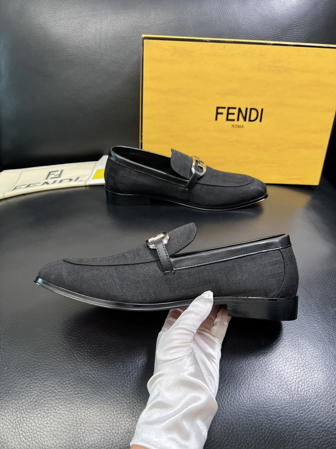 FENDI 高品质 顶级工艺品，芬迪 皮鞋专柜同步，原厂配置意大利进口牛皮飞织面料，进口牛皮内里垫，透气