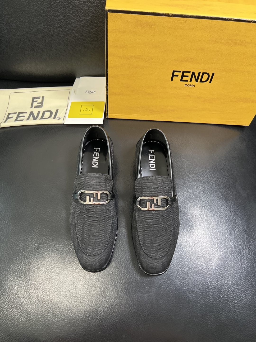 FENDI 高品质 顶级工艺品，芬迪 皮鞋专柜同步，原厂配置意大利进口牛皮飞织面料，进口牛皮内里垫，透气