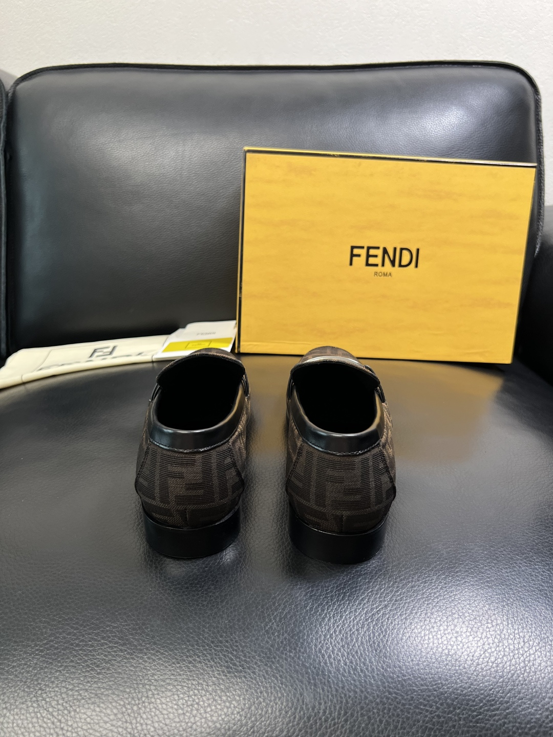 FENDI 高品质 顶级工艺品，芬迪 皮鞋专柜同步，原厂配置意大利进口牛皮飞织面料，进口牛皮内里垫，透气
