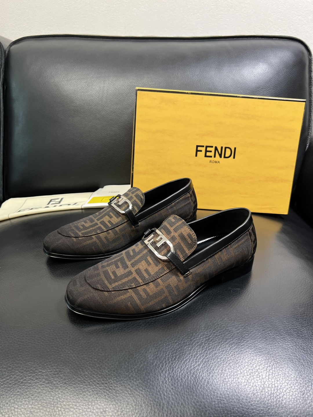 FENDI 高品质 顶级工艺品，芬迪 皮鞋专柜同步，原厂配置意大利进口牛皮飞织面料，进口牛皮内里垫，透气