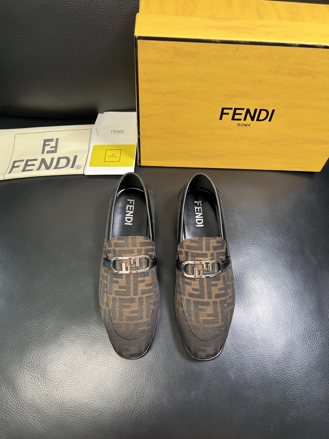 FENDI 高品质 顶级工艺品，芬迪 皮鞋专柜同步，原厂配置意大利进口牛皮飞织面料，进口牛皮内里垫，透气