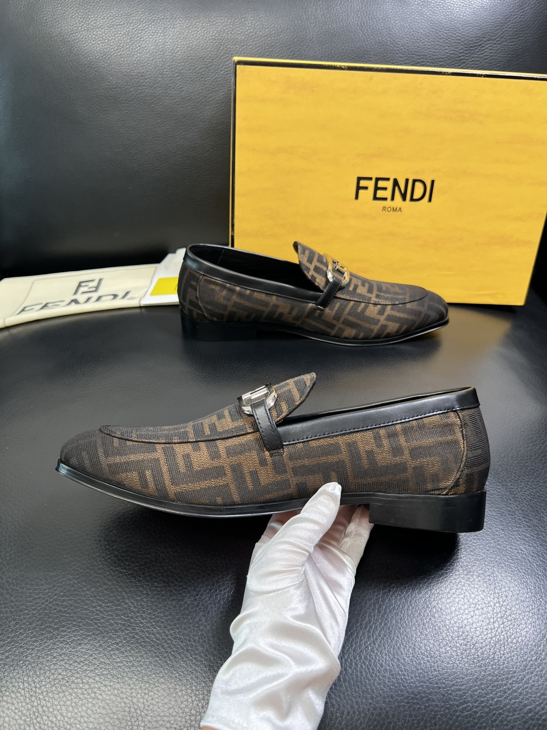 FENDI 高品质 顶级工艺品，芬迪 皮鞋专柜同步，原厂配置意大利进口牛皮飞织面料，进口牛皮内里垫，透气