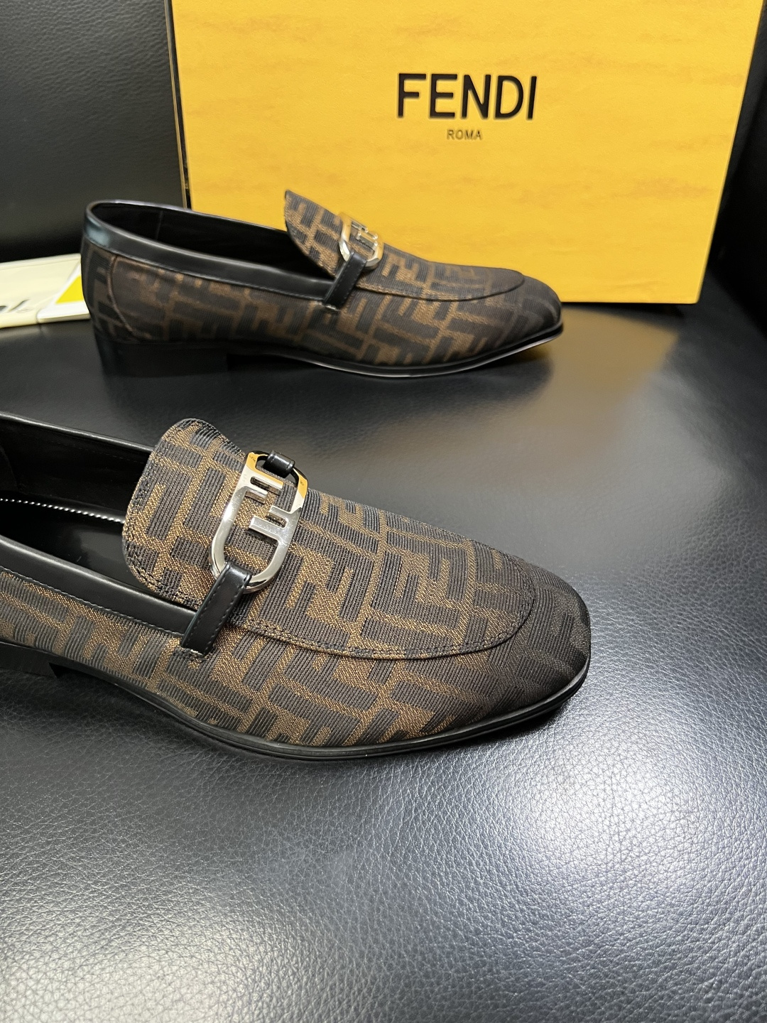 FENDI 高品质 顶级工艺品，芬迪 皮鞋专柜同步，原厂配置意大利进口牛皮飞织面料，进口牛皮内里垫，透气