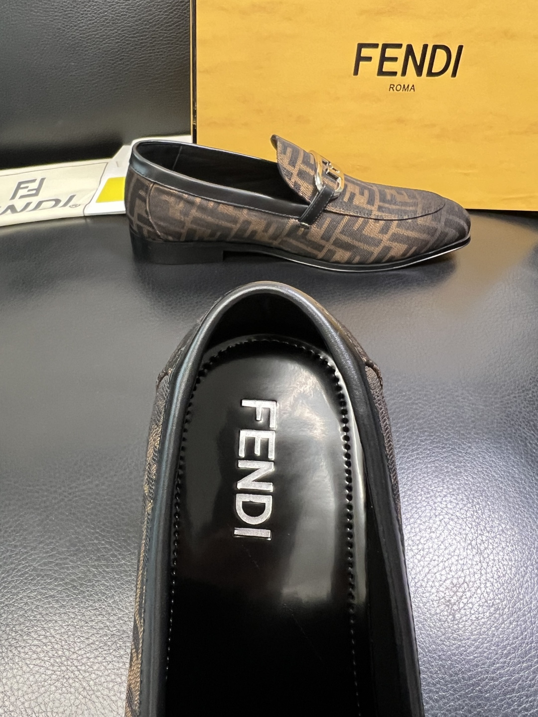FENDI 高品质 顶级工艺品，芬迪 皮鞋专柜同步，原厂配置意大利进口牛皮飞织面料，进口牛皮内里垫，透气
