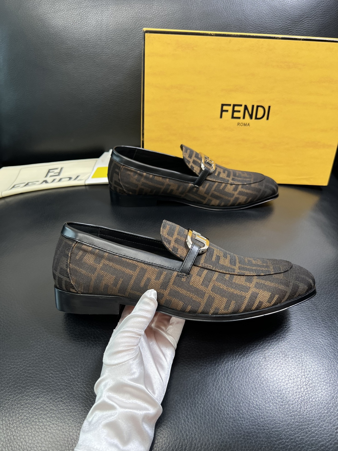 FENDI 高品质 顶级工艺品，芬迪 皮鞋专柜同步，原厂配置意大利进口牛皮飞织面料，进口牛皮内里垫，透气