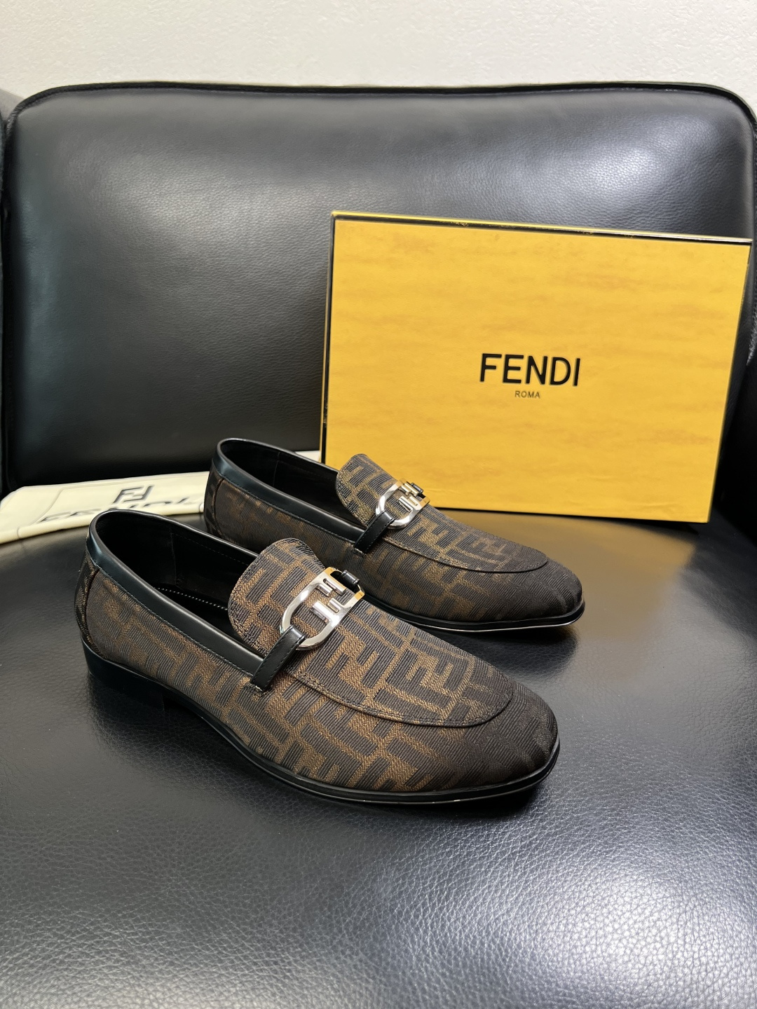 FENDI 高品质 顶级工艺品，芬迪 皮鞋专柜同步，原厂配置意大利进口牛皮飞织面料，进口牛皮内里垫，透气