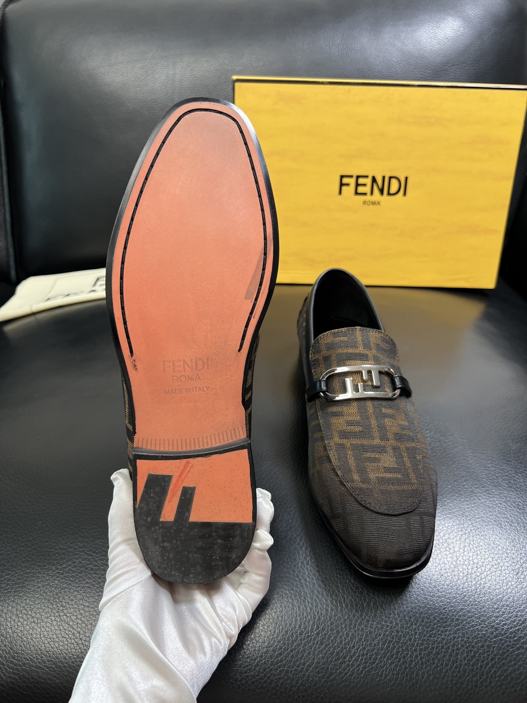 FENDI 高品质 顶级工艺品，芬迪 皮鞋专柜同步，原厂配置意大利进口牛皮飞织面料，进口牛皮内里垫，透气