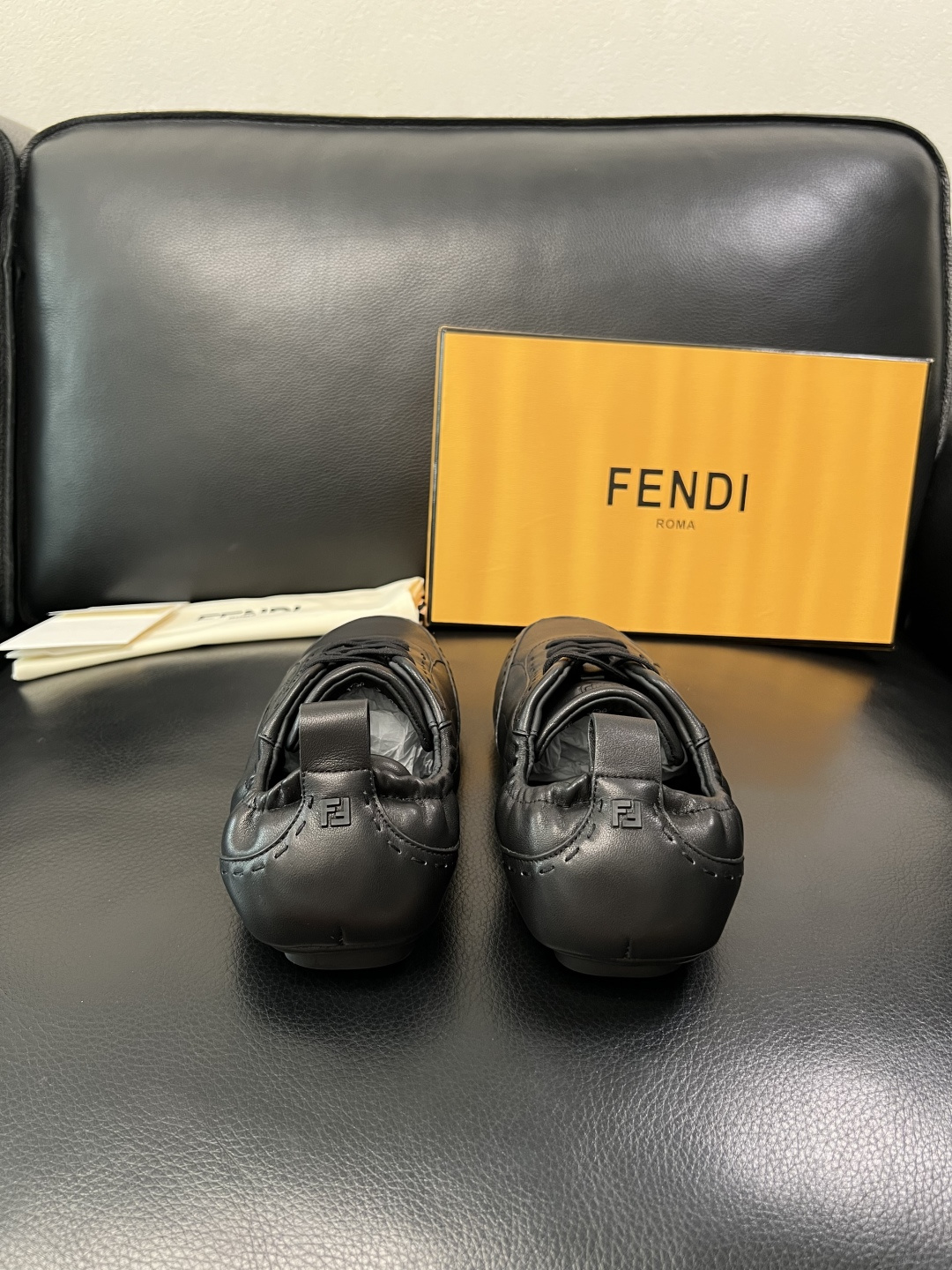 FENDI 高品质 顶级工艺品，芬迪 专柜同步，原厂配置意大利进口牛皮面料，进口牛皮内里垫，透气舒适，鞋