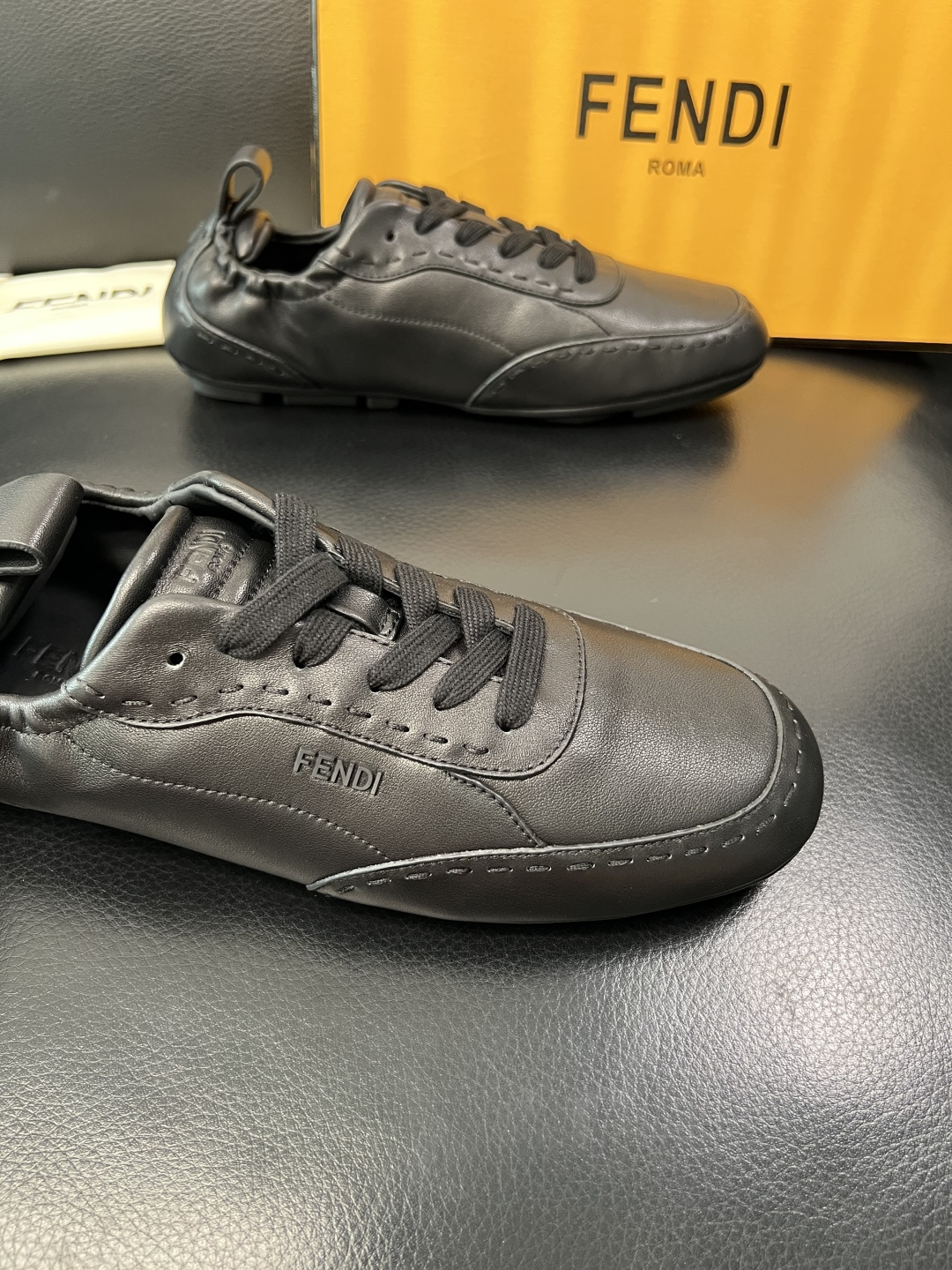 FENDI 高品质 顶级工艺品，芬迪 专柜同步，原厂配置意大利进口牛皮面料，进口牛皮内里垫，透气舒适，鞋