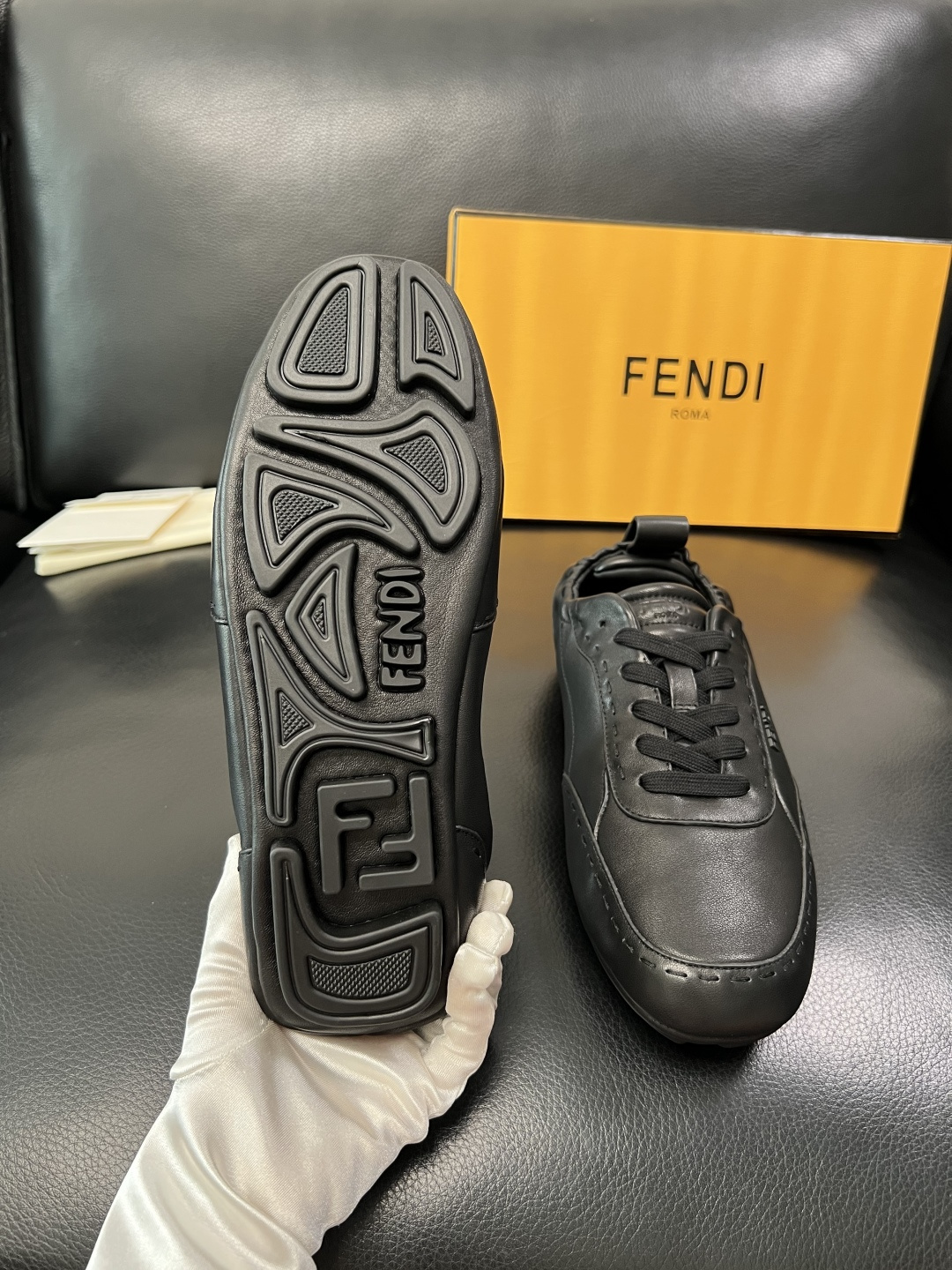 FENDI 高品质 顶级工艺品，芬迪 专柜同步，原厂配置意大利进口牛皮面料，进口牛皮内里垫，透气舒适，鞋
