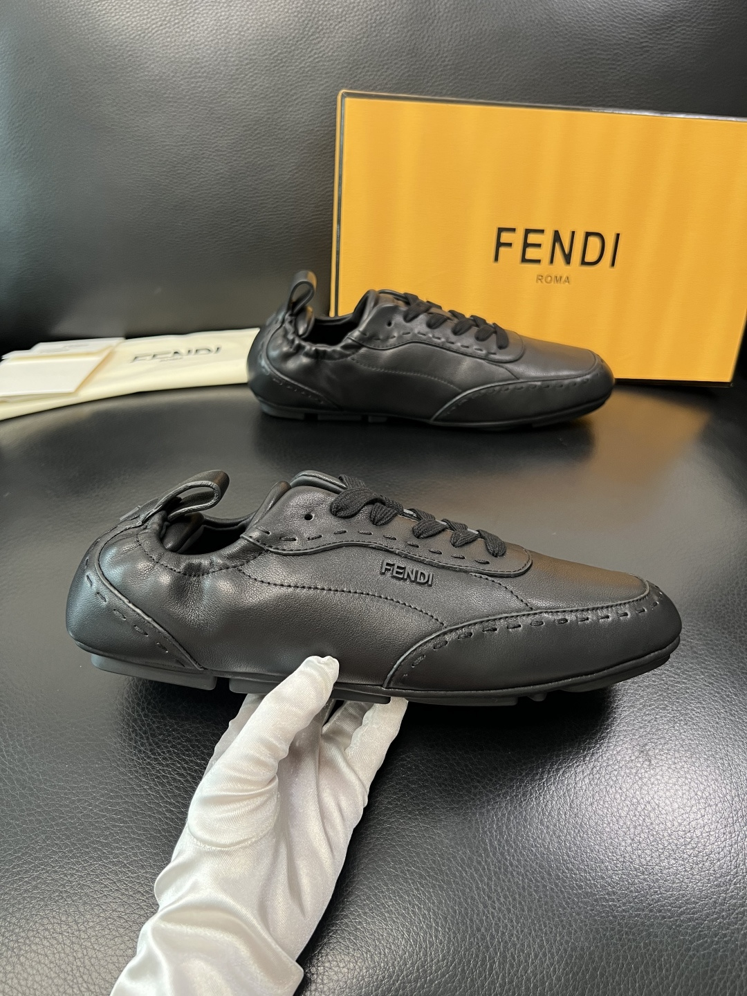 FENDI 高品质 顶级工艺品，芬迪 专柜同步，原厂配置意大利进口牛皮面料，进口牛皮内里垫，透气舒适，鞋