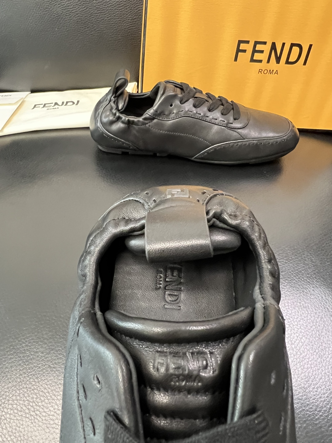 FENDI 高品质 顶级工艺品，芬迪 专柜同步，原厂配置意大利进口牛皮面料，进口牛皮内里垫，透气舒适，鞋