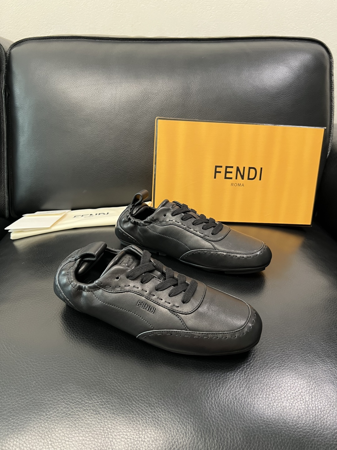 FENDI 高品质 顶级工艺品，芬迪 专柜同步，原厂配置意大利进口牛皮面料，进口牛皮内里垫，透气舒适，鞋