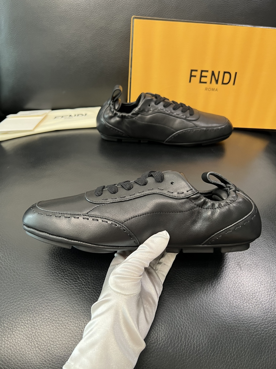 FENDI 高品质 顶级工艺品，芬迪 专柜同步，原厂配置意大利进口牛皮面料，进口牛皮内里垫，透气舒适，鞋
