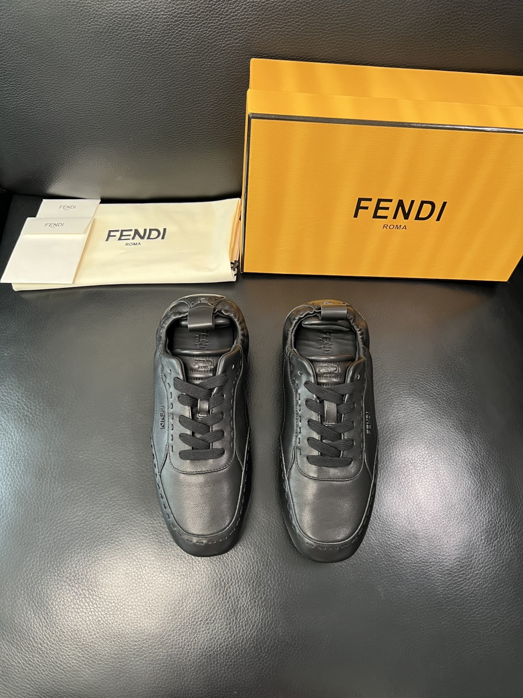FENDI 高品质 顶级工艺品，芬迪 专柜同步，原厂配置意大利进口牛皮面料，进口牛皮内里垫，透气舒适，鞋