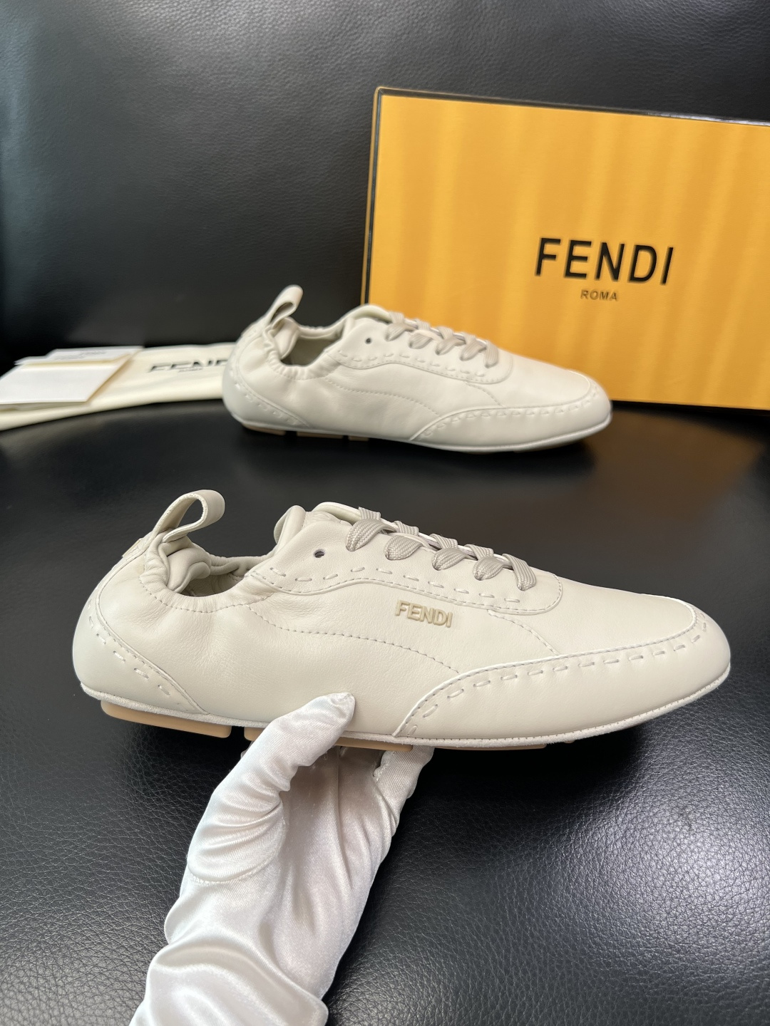 FENDI 高品质 顶级工艺品，芬迪 专柜同步，原厂配置意大利进口牛皮面料，进口牛皮内里垫，透气舒适，鞋