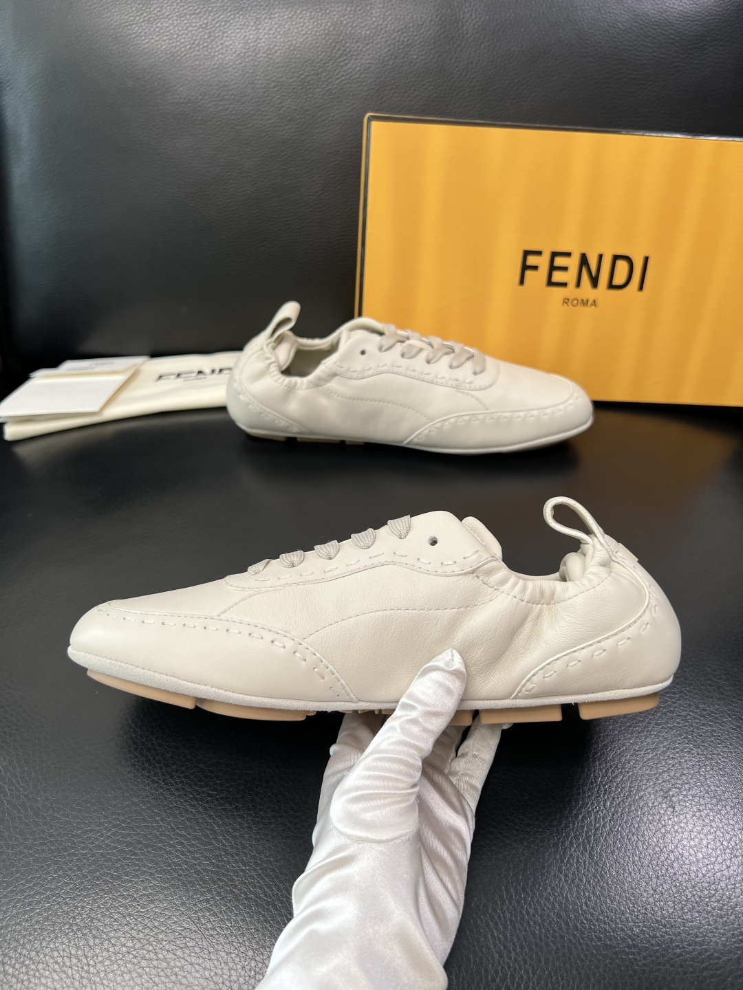 FENDI 高品质 顶级工艺品，芬迪 专柜同步，原厂配置意大利进口牛皮面料，进口牛皮内里垫，透气舒适，鞋