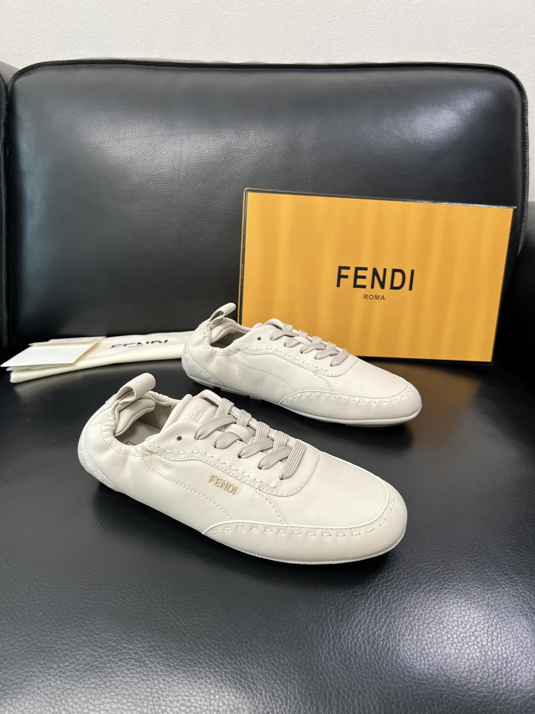 FENDI 高品质 顶级工艺品，芬迪 专柜同步，原厂配置意大利进口牛皮面料，进口牛皮内里垫，透气舒适，鞋