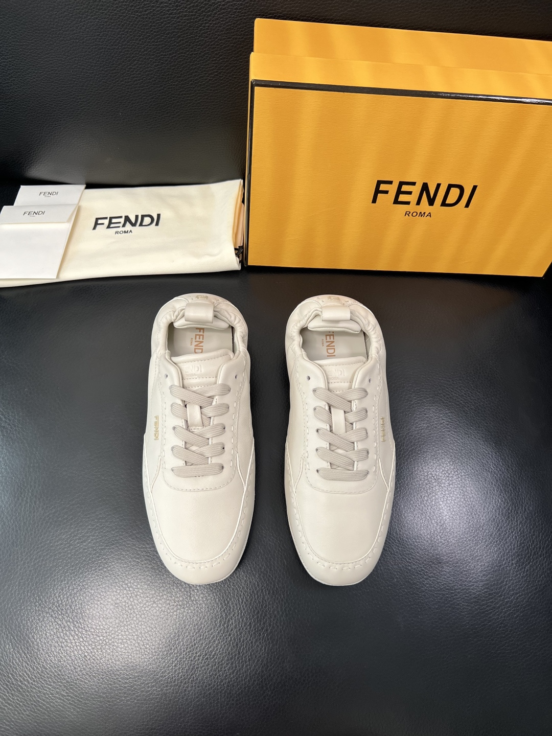 FENDI 高品质 顶级工艺品，芬迪 专柜同步，原厂配置意大利进口牛皮面料，进口牛皮内里垫，透气舒适，鞋