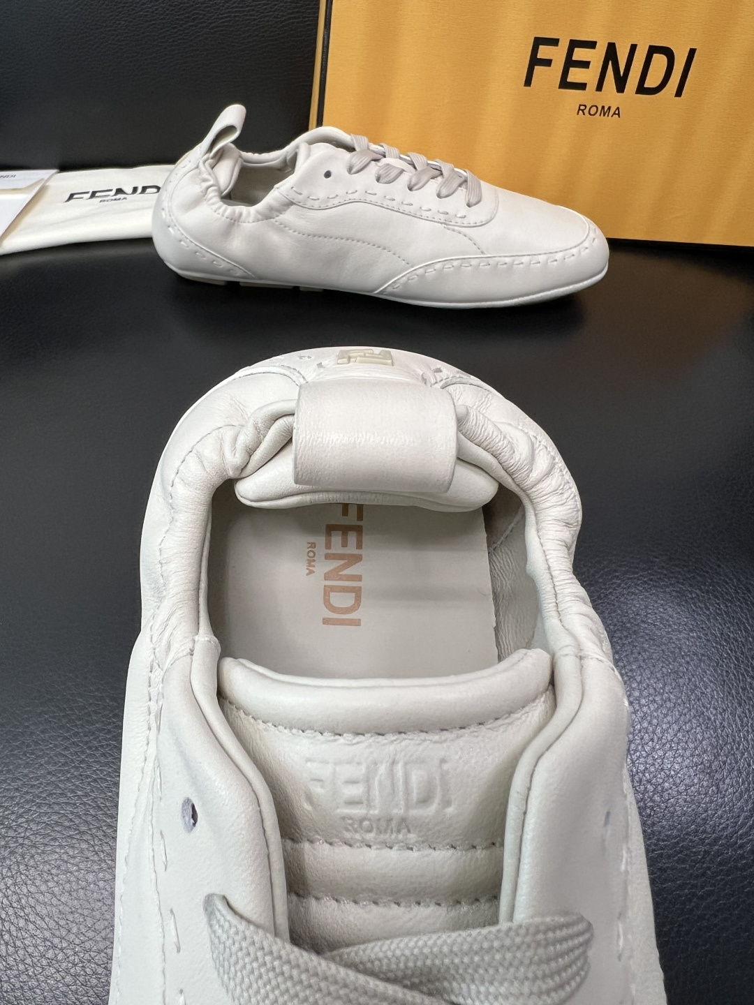 FENDI 高品质 顶级工艺品，芬迪 专柜同步，原厂配置意大利进口牛皮面料，进口牛皮内里垫，透气舒适，鞋