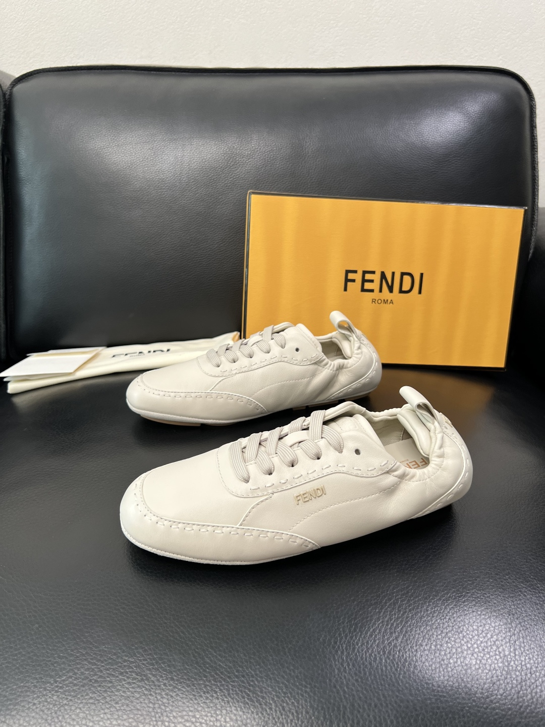 FENDI 高品质 顶级工艺品，芬迪 专柜同步，原厂配置意大利进口牛皮面料，进口牛皮内里垫，透气舒适，鞋