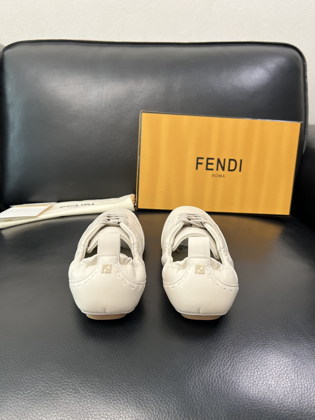 FENDI 高品质 顶级工艺品，芬迪 专柜同步，原厂配置意大利进口牛皮面料，进口牛皮内里垫，透气舒适，鞋