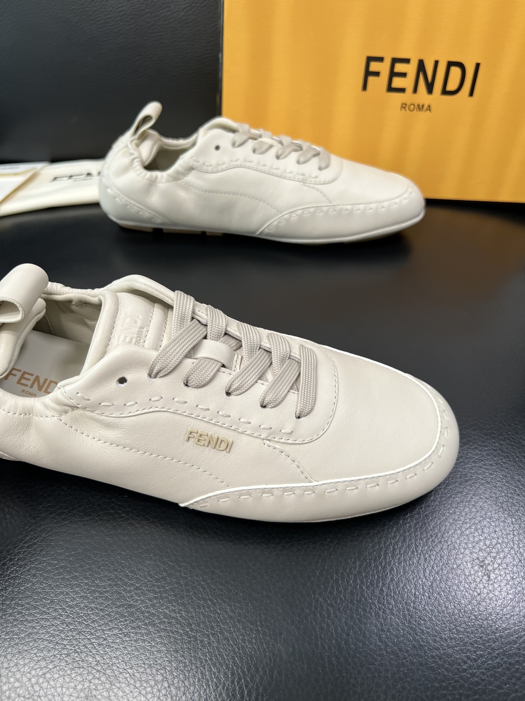 FENDI 高品质 顶级工艺品，芬迪 专柜同步，原厂配置意大利进口牛皮面料，进口牛皮内里垫，透气舒适，鞋