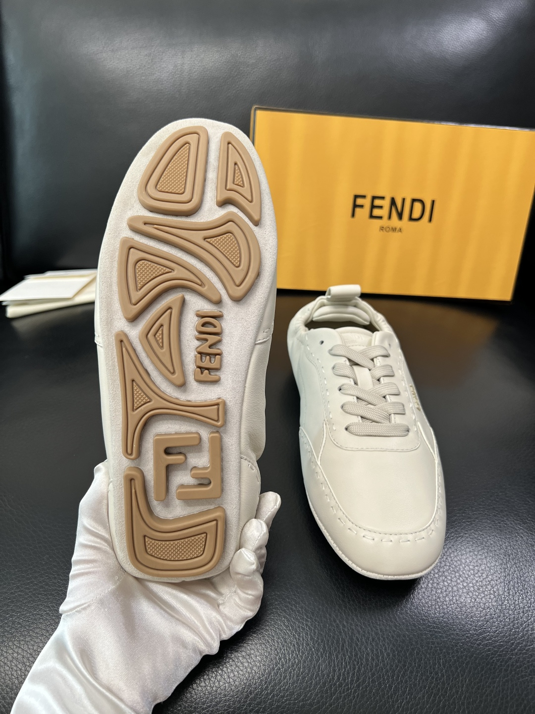 FENDI 高品质 顶级工艺品，芬迪 专柜同步，原厂配置意大利进口牛皮面料，进口牛皮内里垫，透气舒适，鞋