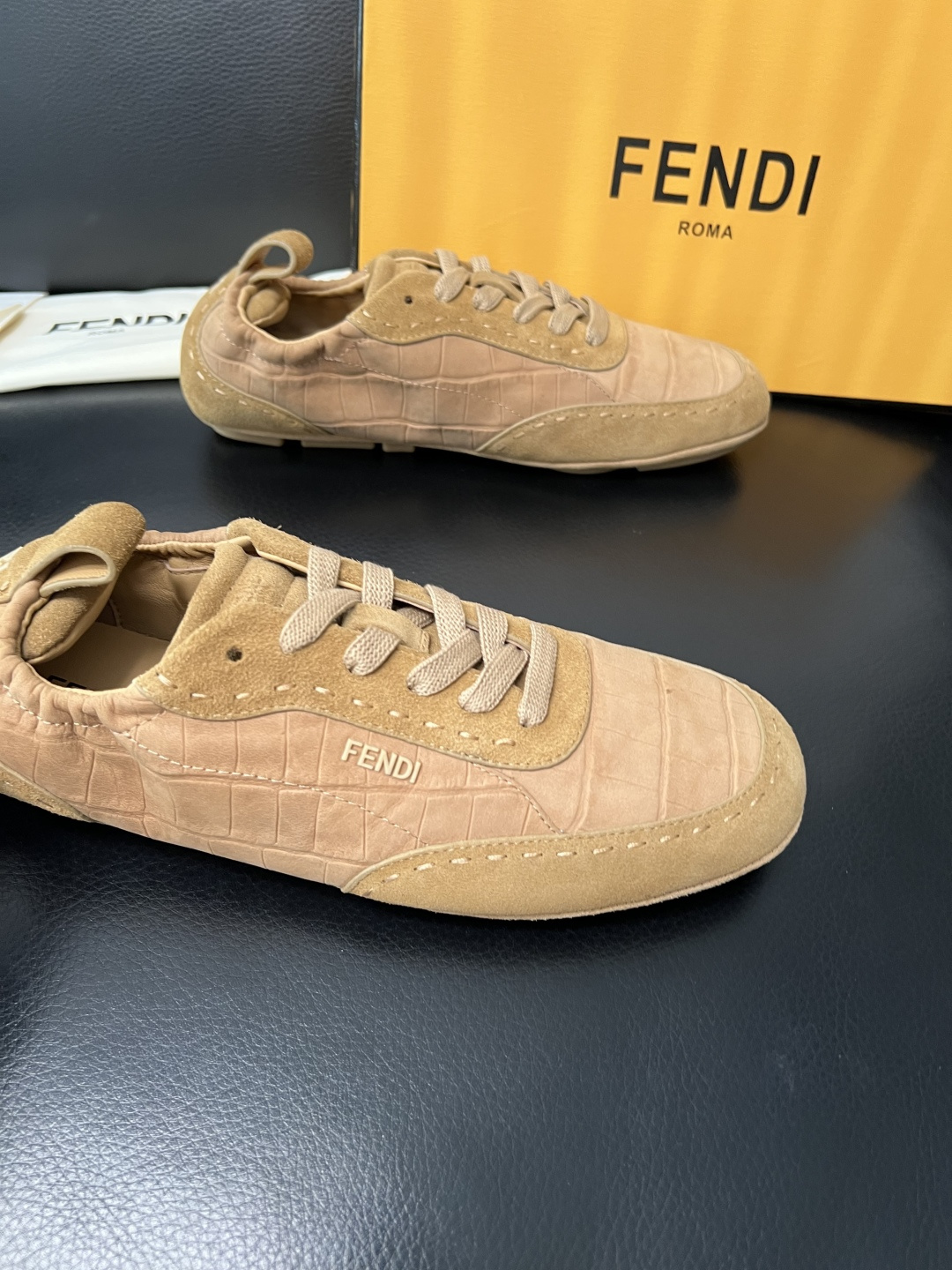 FENDI 高品质 顶级工艺品，芬迪 专柜同步，原厂配置意大利进口牛皮面料，进口牛皮内里垫，透气舒适，鞋