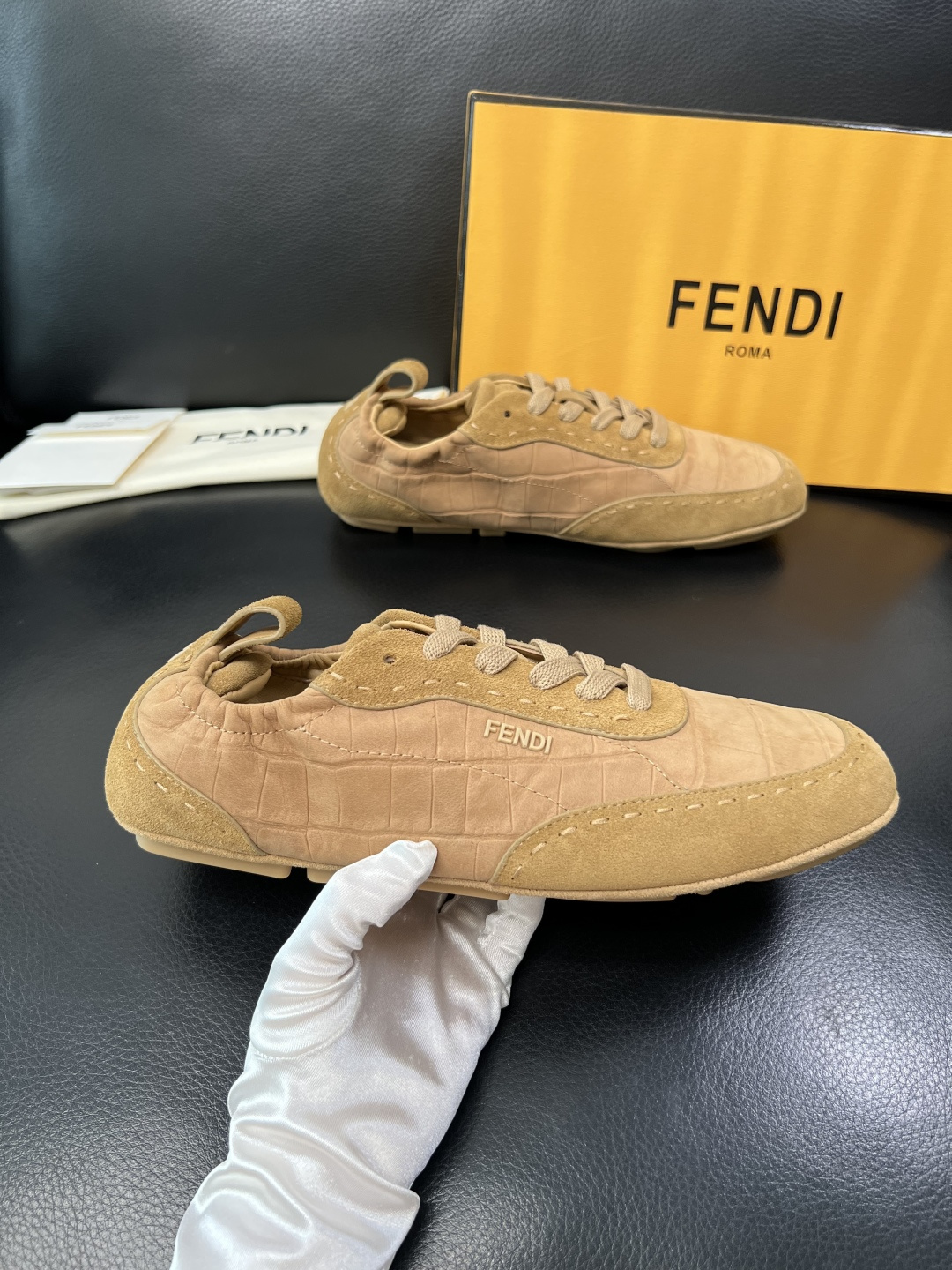 FENDI 高品质 顶级工艺品，芬迪 专柜同步，原厂配置意大利进口牛皮面料，进口牛皮内里垫，透气舒适，鞋