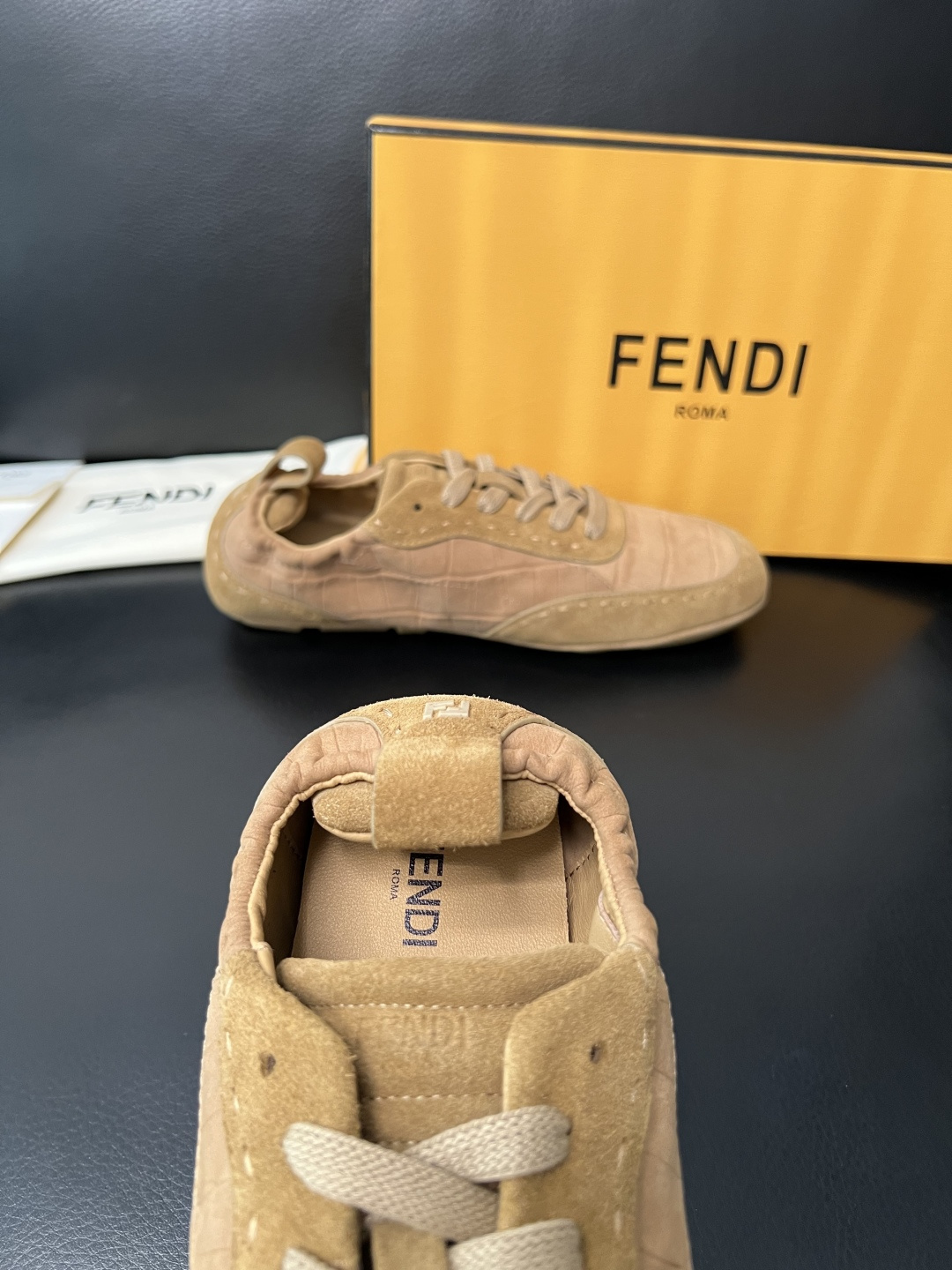 FENDI 高品质 顶级工艺品，芬迪 专柜同步，原厂配置意大利进口牛皮面料，进口牛皮内里垫，透气舒适，鞋