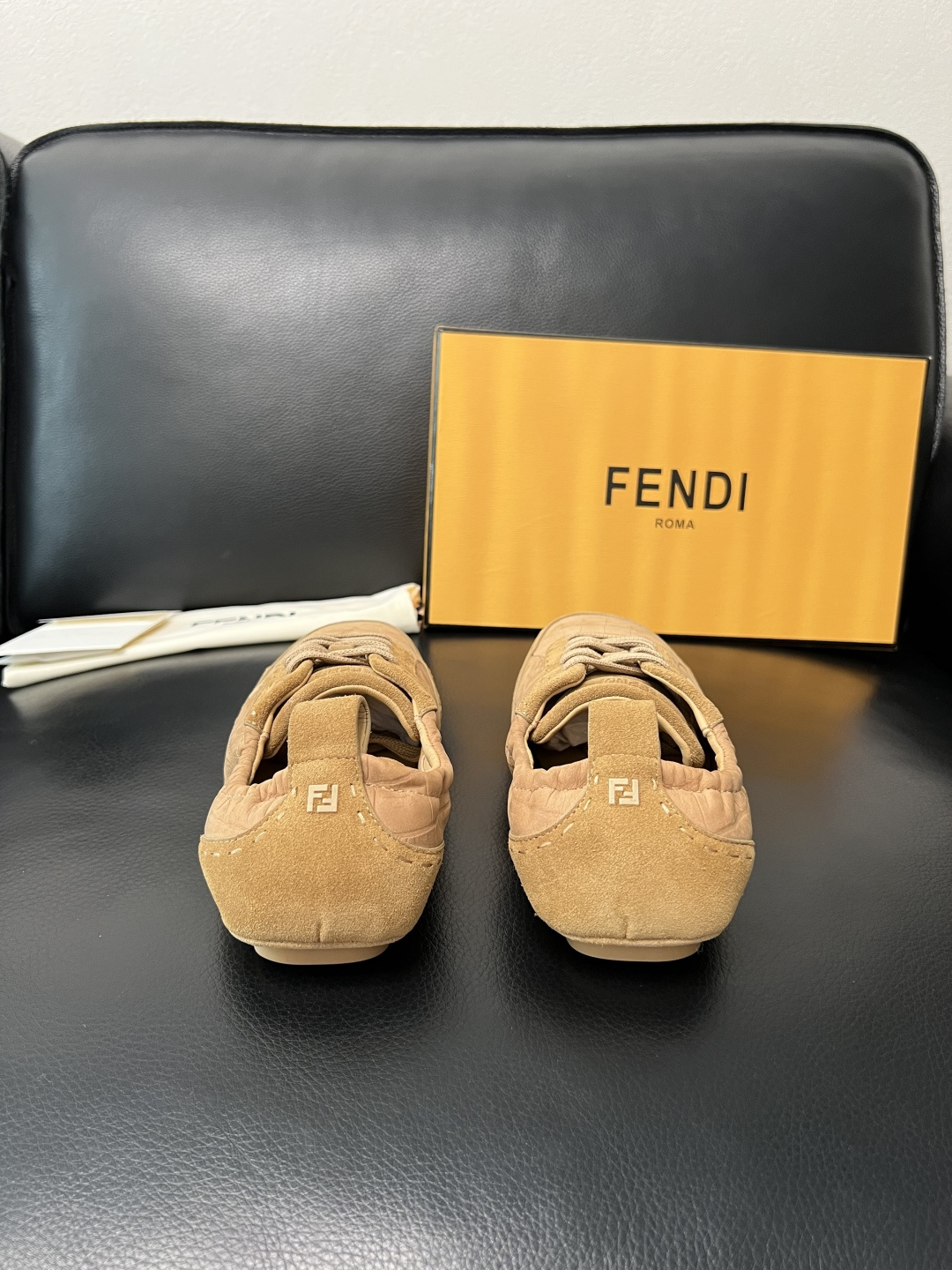 FENDI 高品质 顶级工艺品，芬迪 专柜同步，原厂配置意大利进口牛皮面料，进口牛皮内里垫，透气舒适，鞋