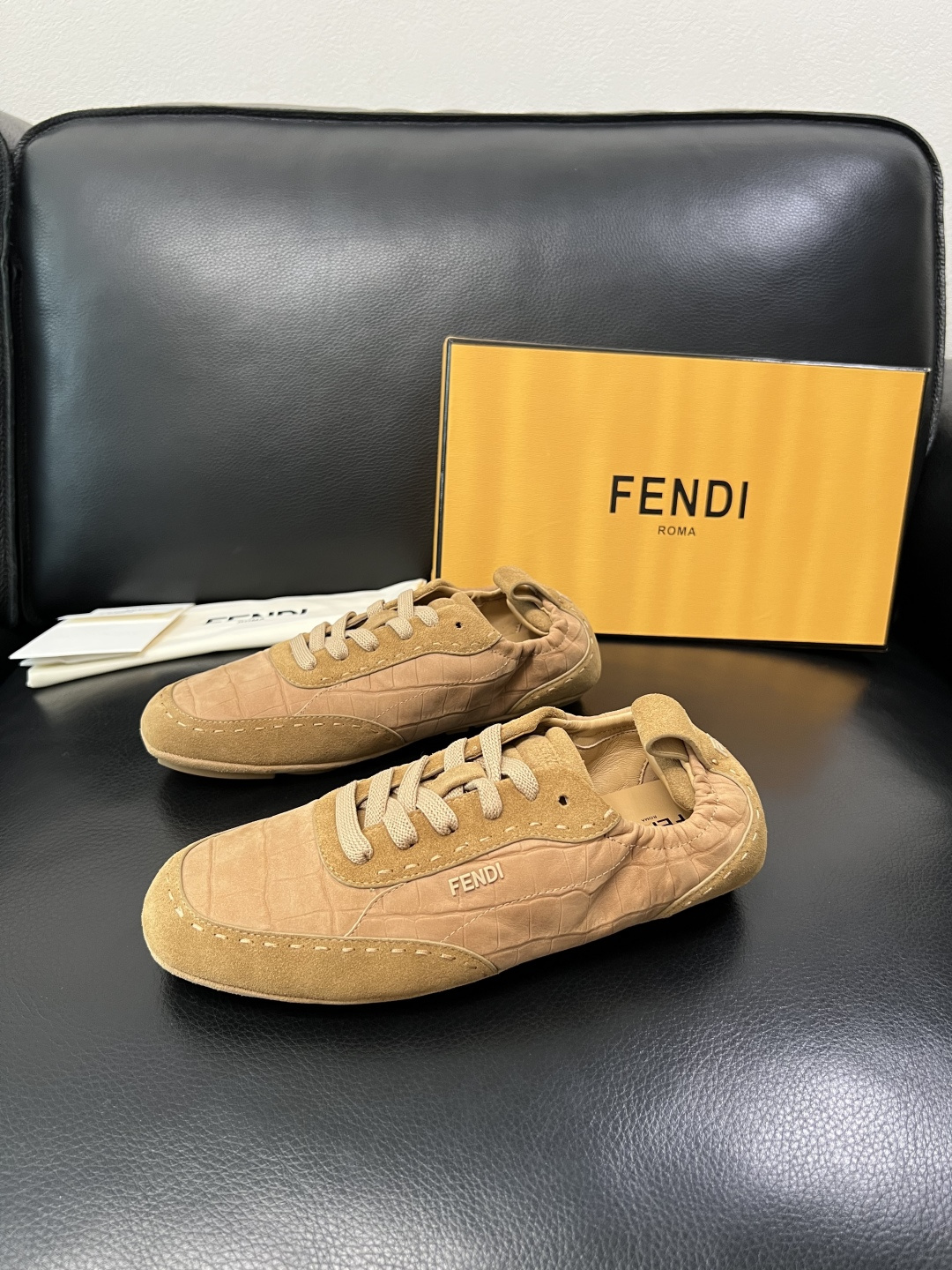 FENDI 高品质 顶级工艺品，芬迪 专柜同步，原厂配置意大利进口牛皮面料，进口牛皮内里垫，透气舒适，鞋