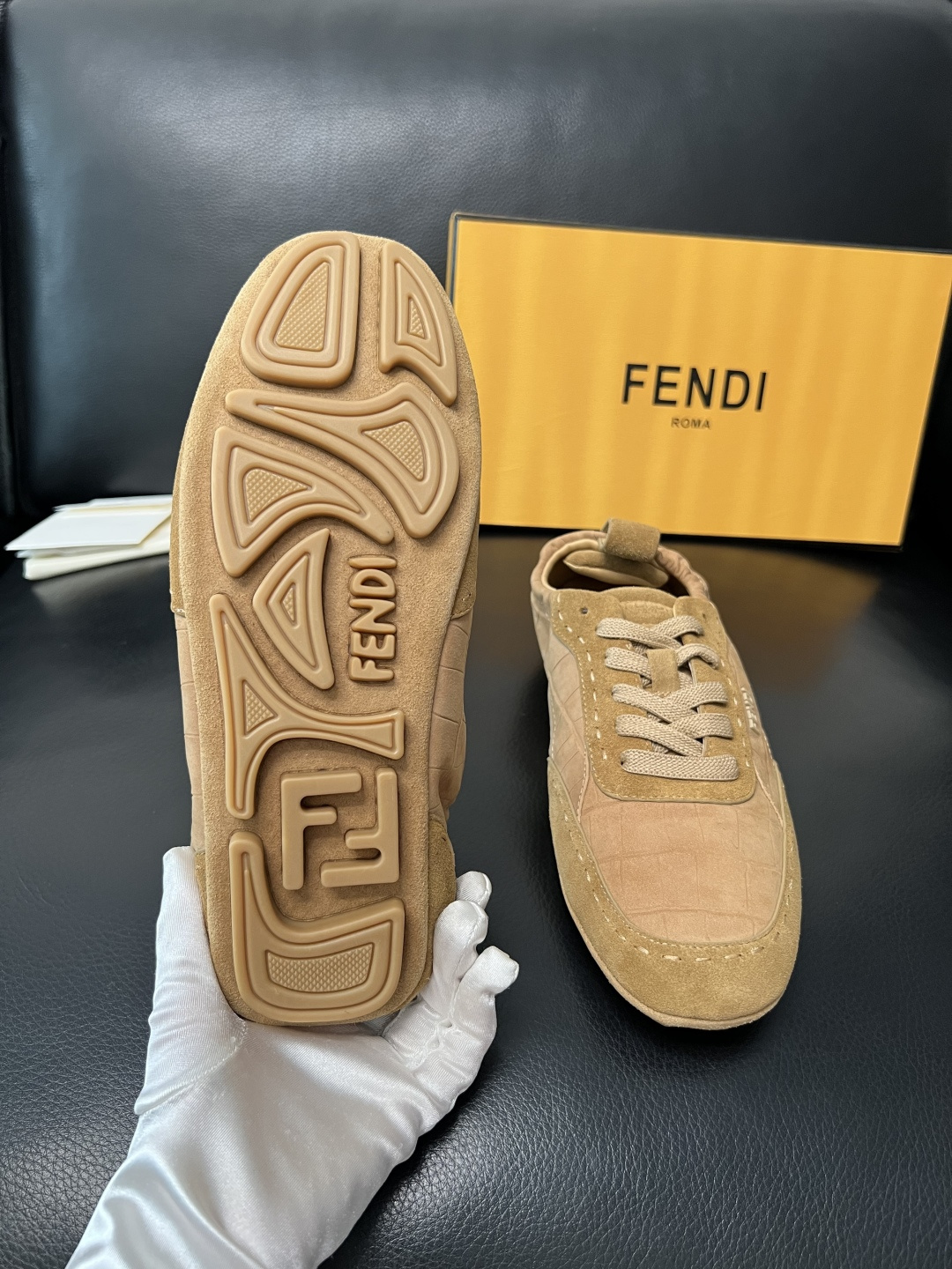 FENDI 高品质 顶级工艺品，芬迪 专柜同步，原厂配置意大利进口牛皮面料，进口牛皮内里垫，透气舒适，鞋