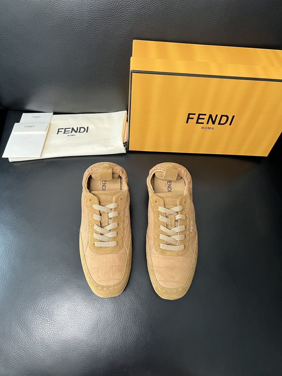 FENDI 高品质 顶级工艺品，芬迪 专柜同步，原厂配置意大利进口牛皮面料，进口牛皮内里垫，透气舒适，鞋