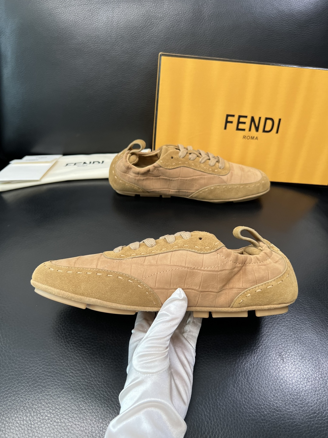 FENDI 高品质 顶级工艺品，芬迪 专柜同步，原厂配置意大利进口牛皮面料，进口牛皮内里垫，透气舒适，鞋