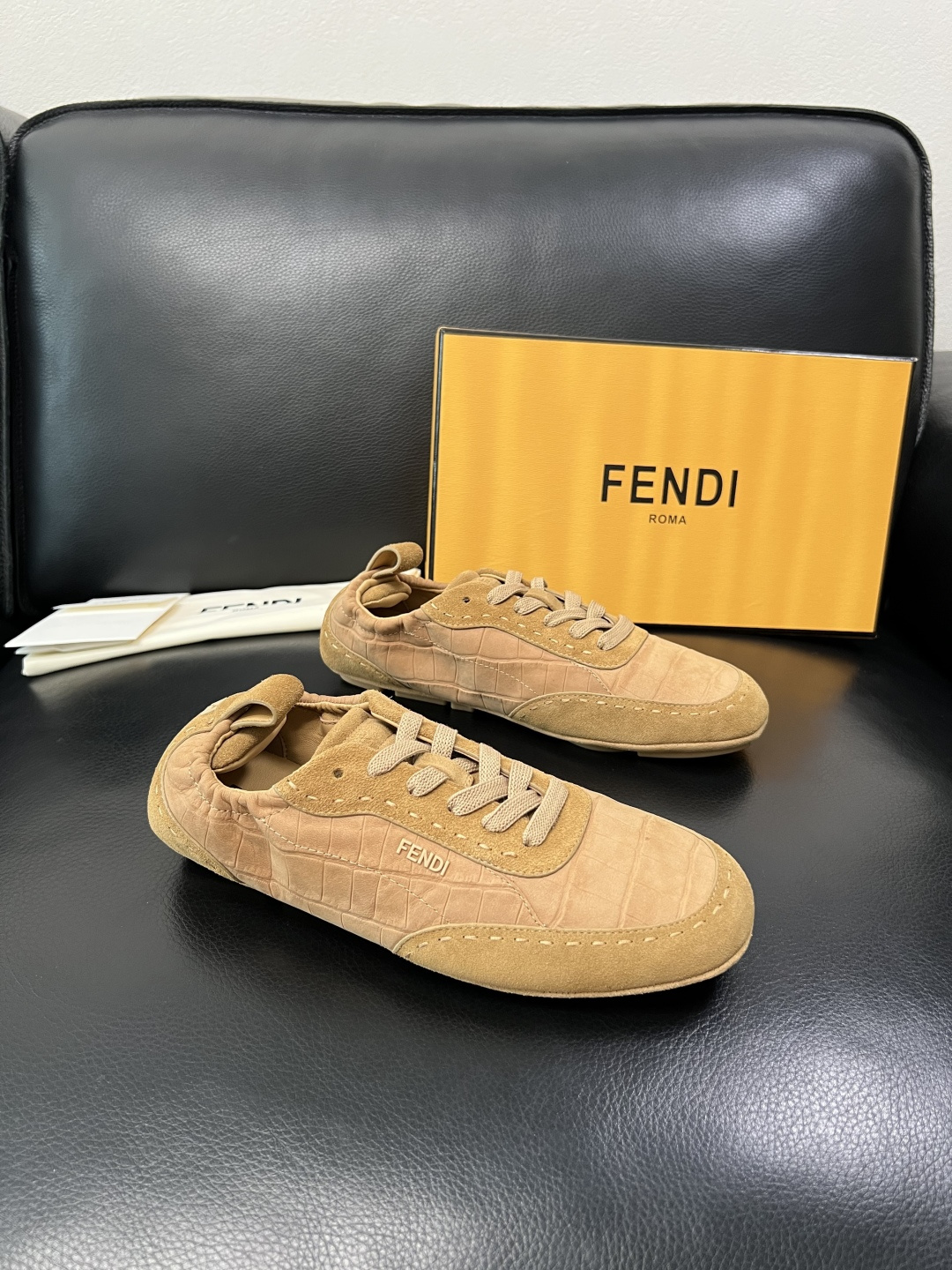FENDI 高品质 顶级工艺品，芬迪 专柜同步，原厂配置意大利进口牛皮面料，进口牛皮内里垫，透气舒适，鞋