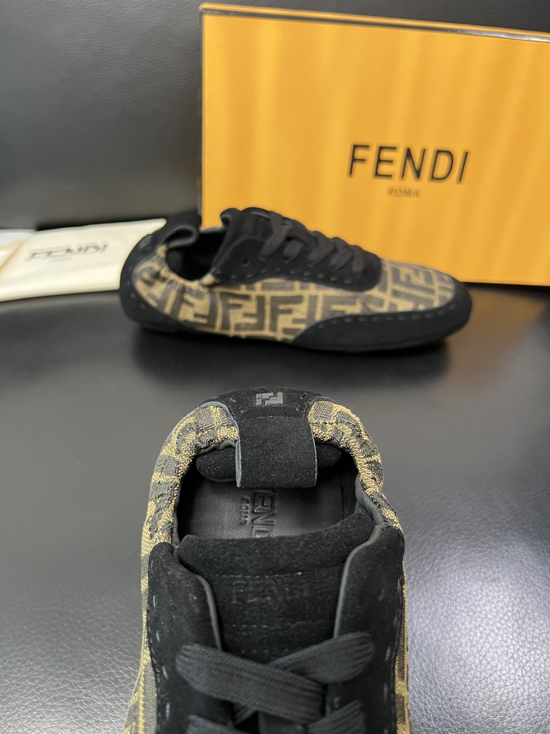 FENDI 高品质 顶级工艺品，芬迪 专柜同步，原厂配置意大利进口牛皮拼布面料，进口牛皮内里垫，透气舒适