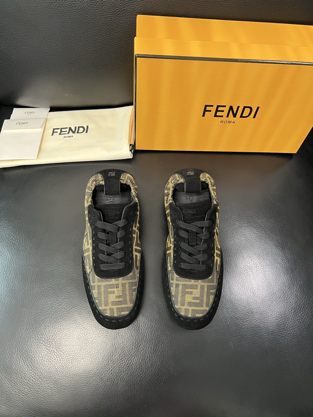 FENDI 高品质 顶级工艺品，芬迪 专柜同步，原厂配置意大利进口牛皮拼布面料，进口牛皮内里垫，透气舒适