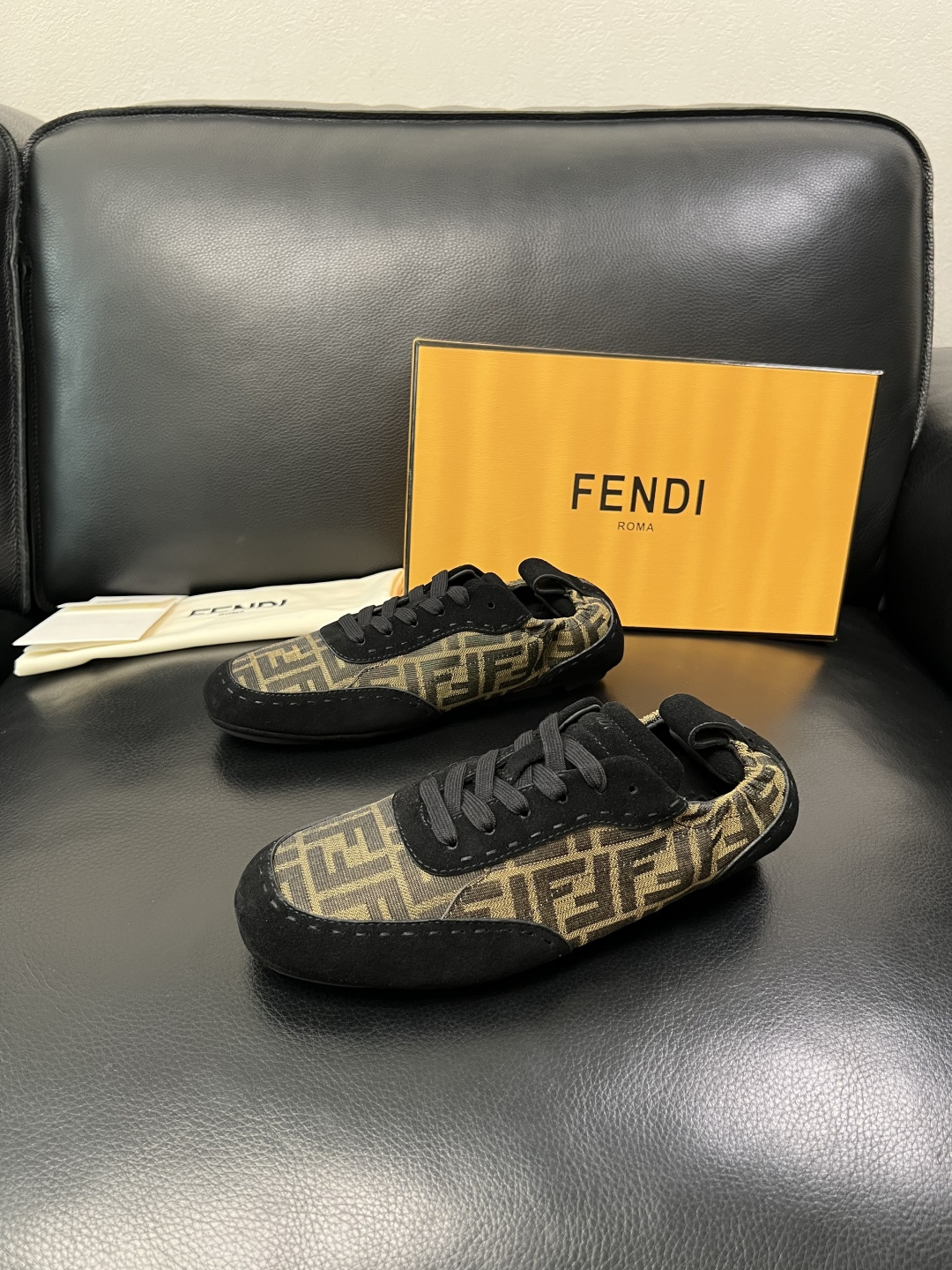 FENDI 高品质 顶级工艺品，芬迪 专柜同步，原厂配置意大利进口牛皮拼布面料，进口牛皮内里垫，透气舒适