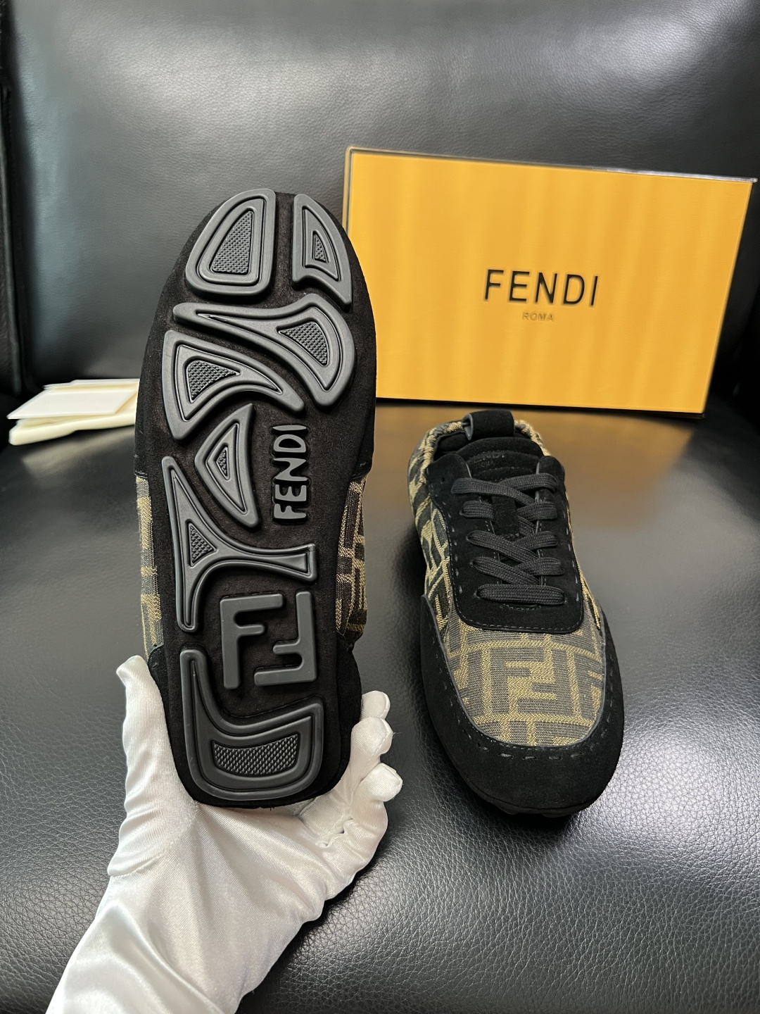 FENDI 高品质 顶级工艺品，芬迪 专柜同步，原厂配置意大利进口牛皮拼布面料，进口牛皮内里垫，透气舒适