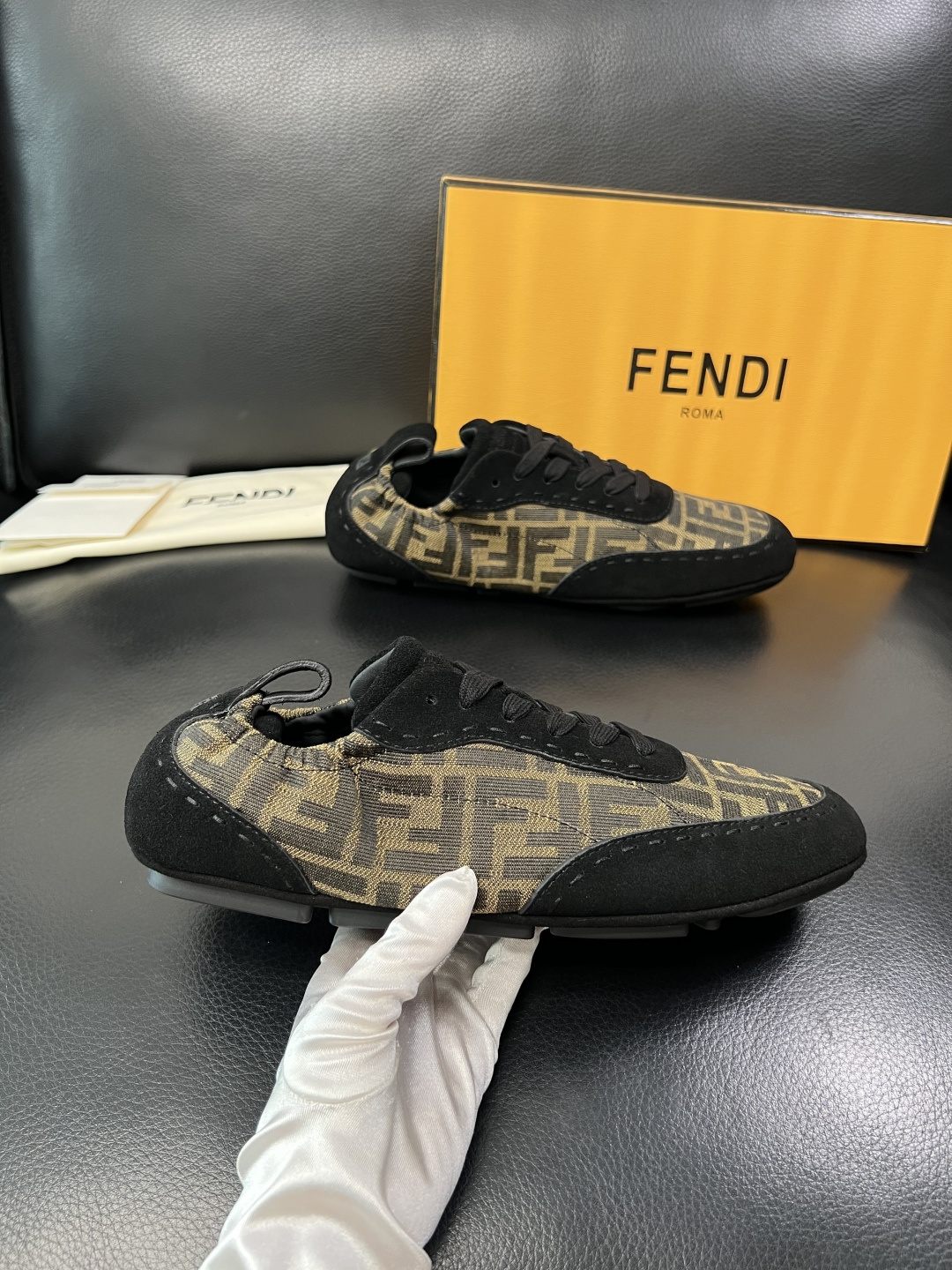 FENDI 高品质 顶级工艺品，芬迪 专柜同步，原厂配置意大利进口牛皮拼布面料，进口牛皮内里垫，透气舒适