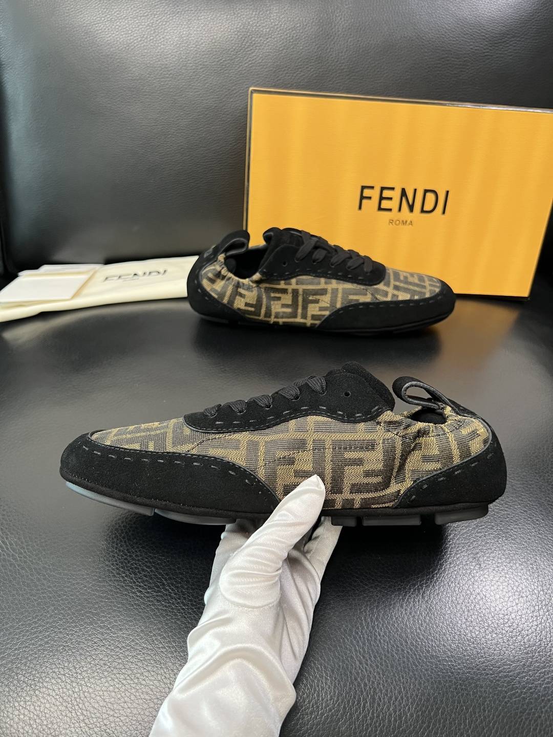 FENDI 高品质 顶级工艺品，芬迪 专柜同步，原厂配置意大利进口牛皮拼布面料，进口牛皮内里垫，透气舒适