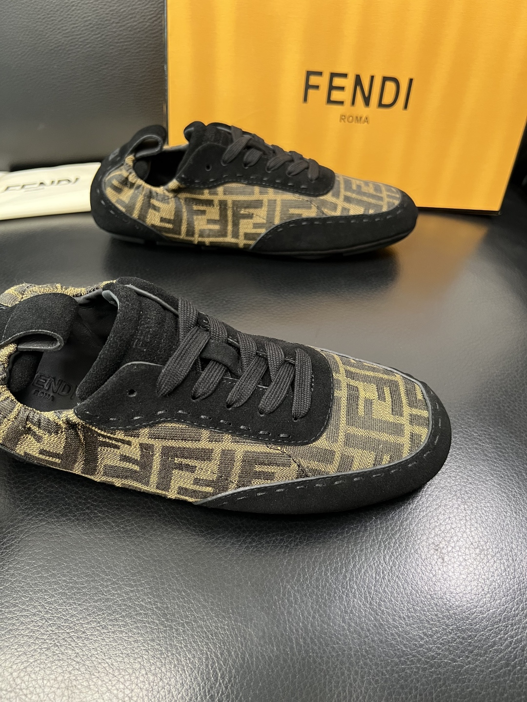 FENDI 高品质 顶级工艺品，芬迪 专柜同步，原厂配置意大利进口牛皮拼布面料，进口牛皮内里垫，透气舒适