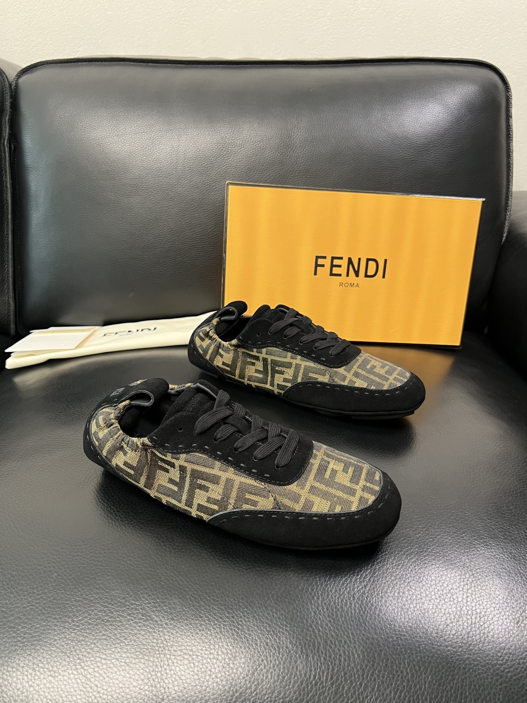 FENDI 高品质 顶级工艺品，芬迪 专柜同步，原厂配置意大利进口牛皮拼布面料，进口牛皮内里垫，透气舒适