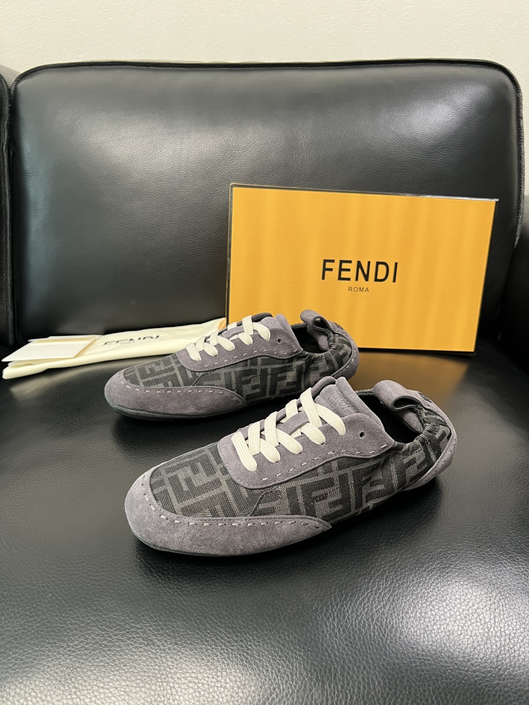 FENDI 高品质 顶级工艺品，芬迪 专柜同步，原厂配置意大利进口牛皮拼布面料，进口牛皮内里垫，透气舒适